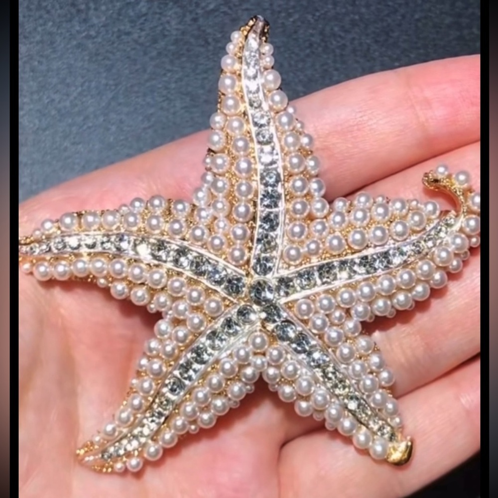 Betsey Johnson Gold and White Starfish Brooch - Picture 4 of 4